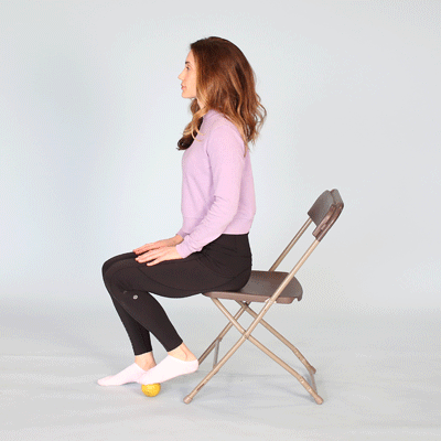 حرکت ورزشی چرخاندن توپ با کف پا به درمان خار پاشنه کمک می‌کند