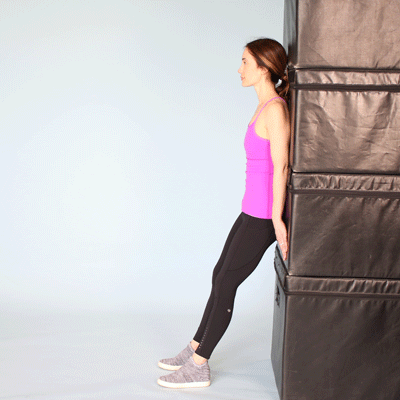 حرکت ورزشی اسکات با دیوار باعث تقویت زانو می‌شود